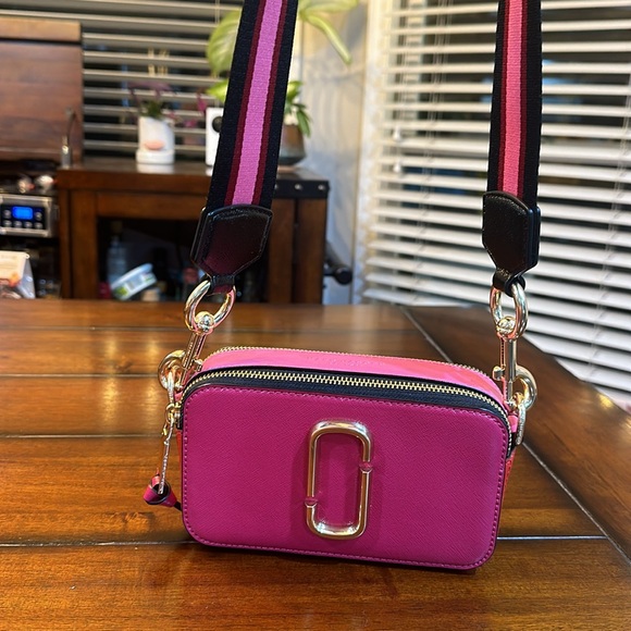 Fun pink, red & black Marc Jacobs with matching striped adjustable guitar strap - Picture 10 of 14